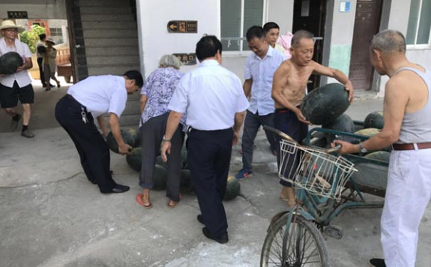 炎炎夏日，為福利院老人送清涼