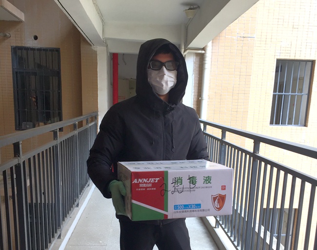 湖北昌利的這個普通家庭，一家三口都是志愿者