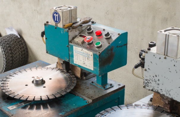 石材切割片鋸機(jī)軸的精度應(yīng)該如何檢驗(yàn)調(diào)整呢？